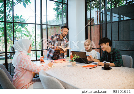 Asian smart young people working together and sharing in cafe 98501631