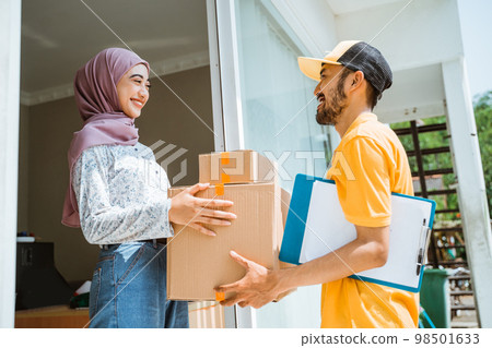 girl in veil is happy when the delivery man delivers girl in veil is happy when the delivery man delivers 98501633