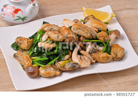 Grilled oysters with butter and soy sauce, oyster dishes, grilled oysters with butter and soy sauce. Oyster dish, oyster sauté. Shimeji and spinach. 98501727