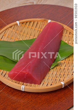 大眼金槍魚、黃尾金槍魚、柵欄。新鮮的魚，生魚片，金槍魚，金槍魚，紅肉。未加熱和未煮熟。 98501910