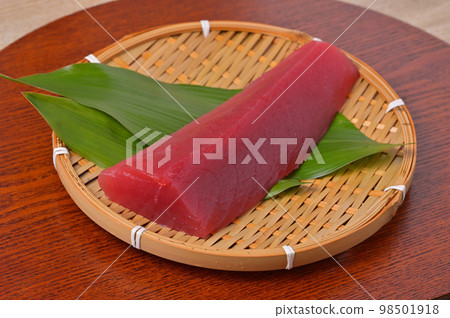 大眼金槍魚、黃尾金槍魚、柵欄。新鮮的魚,生魚片,金槍魚,金槍魚,紅肉。未加熱和未煮熟。 大眼金槍魚、黃尾金槍魚、柵欄。新鮮的魚,生魚片,金槍魚,金槍魚,紅肉。未加熱和未煮熟。 98501918