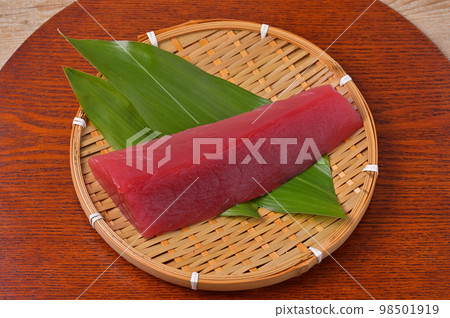 大眼金槍魚、黃尾金槍魚、柵欄。新鮮的魚,生魚片,金槍魚,金槍魚,紅肉。未加熱和未煮熟。 大眼金槍魚、黃尾金槍魚、柵欄。新鮮的魚,生魚片,金槍魚,金槍魚,紅肉。未加熱和未煮熟。 98501919