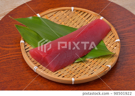 大眼金槍魚、黃尾金槍魚、柵欄。新鮮的魚，生魚片，金槍魚，金槍魚，紅肉。未加熱和未煮熟。 98501922