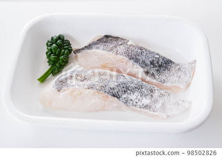 裹著馬鈴薯澱粉的太平洋鱈魚 98502826