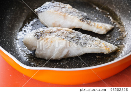 在煎鍋中烘烤的鱈魚片 98502828