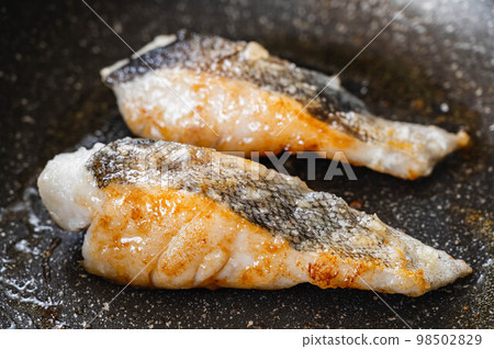 在煎鍋中烘烤的鱈魚片 98502829