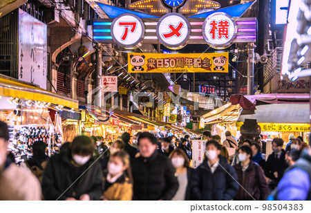 東京市容日本電暈不幸,但沒有行動限制。 Ameyoko在電暈災難前熙熙攘攘......戶外沒有感染風險 東京市容日本電暈不幸,但沒有行動限制。 Ameyoko在電暈災難前熙熙攘攘......戶外沒有感染風險 98504383