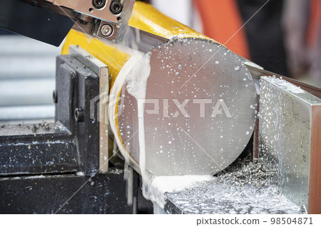 The operation of band saw cutting machine cutting the metal shaft parts with coolant method. The operation of band saw cutting machine cutting the metal shaft parts with coolant method. 98504871