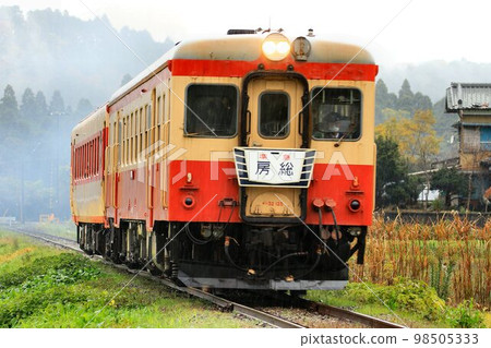 Kiha 52 accompanying the Kiha 28 series of the retired JNR type diesel car Kiha 52 accompanying the Kiha 28 series of the retired JNR type diesel car 98505333