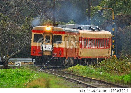 Kiha 52 accompanying the Kiha 28 series of the retired JNR type diesel car 98505334