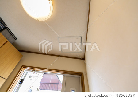 Ceiling inspection door installation work Ceiling inspection door installation work 98505357