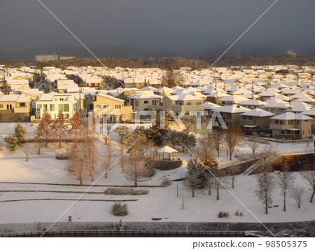 Residential area in Sanda city covered with snow 98505375
