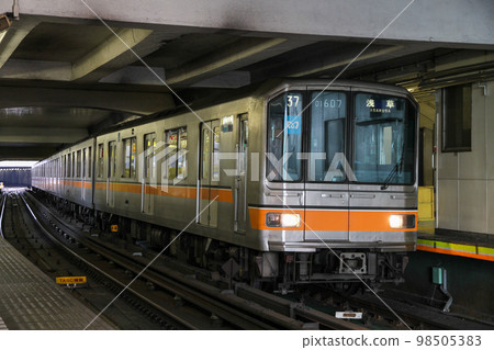 Tokyo Metro Ginza Line 01 Series Stopping at Shibuya Station 98505383
