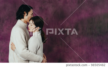 Couple cuddling 98505482