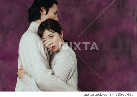 Couple cuddling 98505483