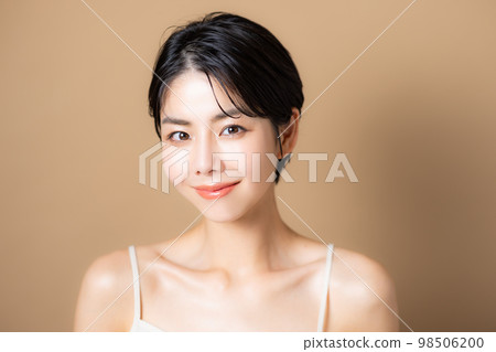 短頭髮的女人 98506200