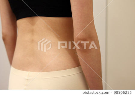 穿著運動胸罩和內衣的女性身體的後視圖 98506255