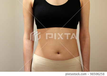 穿著運動服的女性身體前視圖 98506258