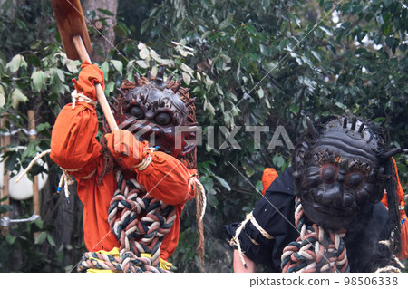 Red demon and black demon pounding mochi 98506338