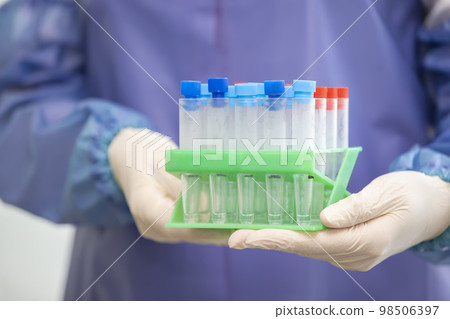 Flasks for analysis in the hands of a laboratory assistant doctor. 98506397