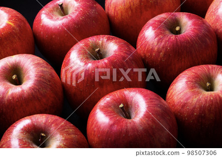黑色背景中的許多蘋果 黑色背景中的許多蘋果 98507306