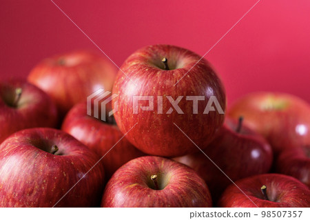 紅色背景中的許多蘋果 98507357