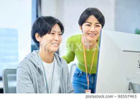 在辦公室工作的便衣年輕工程師 在辦公室工作的便衣年輕工程師 98507463