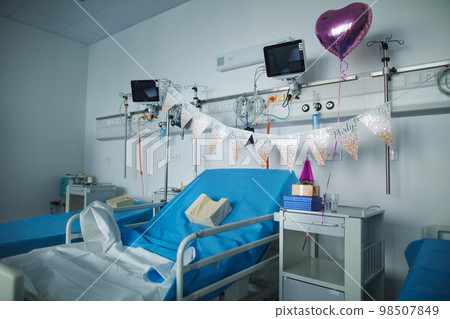 Close-up of hospital room with birthday decoriation. 98507849