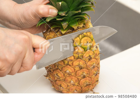 [Scrape off the surface of the pineapple] 98508480