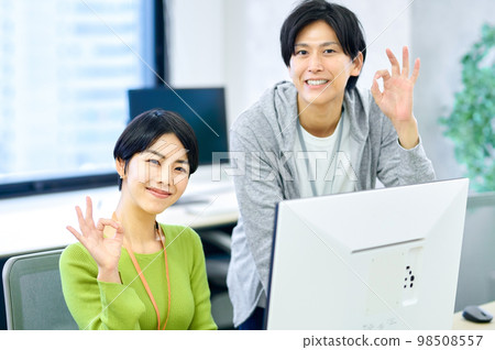 Middle business woman and young business woman in plain clothes working in the office 98508557