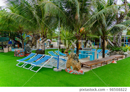 Garden and park by the sea. 98508822