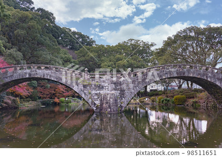 [九州/長崎] 眼鏡橋對稱地倒映在諫早公園的池塘里。 98511651