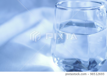 透明玻璃杯中的水,多飲,白色背景,空白,簡單,清水,美麗 透明玻璃杯中的水,多飲,白色背景,空白,簡單,清水,美麗 98512693