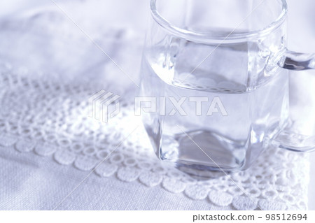 透明玻璃中的水,白色背景,乾淨,空白 透明玻璃中的水,白色背景,乾淨,空白 98512694