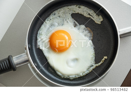 在煎鍋煎雞蛋 98513482