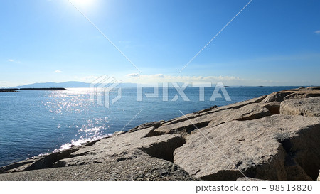 The serene coastal scenery of the Harimanada Sea in the eastern part of the Seto Inland Sea. (Coast in Akashi City, Hyogo Prefecture) The serene coastal scenery of the Harimanada Sea in the eastern part of the Seto Inland Sea. (Coast in Akashi City, Hyogo Prefecture) 98513820
