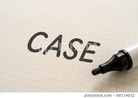 寫著 CASE 的筆記本和記號筆 98514032