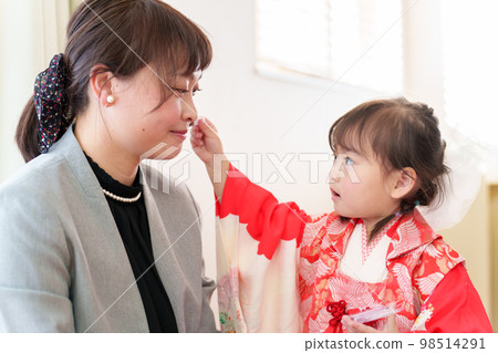 A girl who makes Shichigosan makeup 98514291