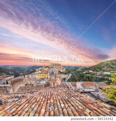 Sunrise at the old baroque town of Ragusa Ibla in Sicily. Sunrise at the old baroque town of Ragusa Ibla in Sicily. 98514342