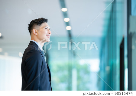 男性，業務，商人，日本人，西裝，正式，CEO，年輕總裁，辦公室，男性員工 98515474