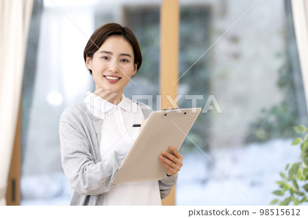 年輕的女性照顧者 年輕的女性照顧者 98515612