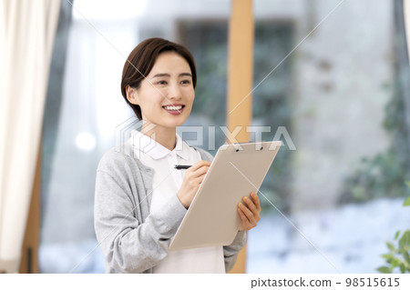 年輕的女性照顧者 年輕的女性照顧者 98515615