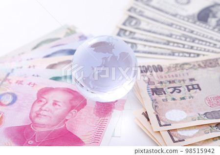 Globe and major currencies of the world 98515942