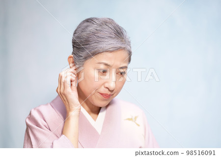 聽不見的中年婦女 穿著和服雙手摀住耳朵的女人 98516091