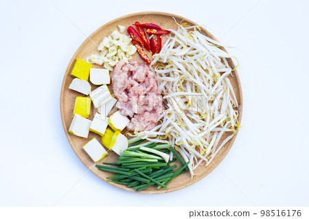 Ingredients of fried bean sprouts with minced pork and tofu Ingredients of fried bean sprouts with minced pork and tofu 98516176