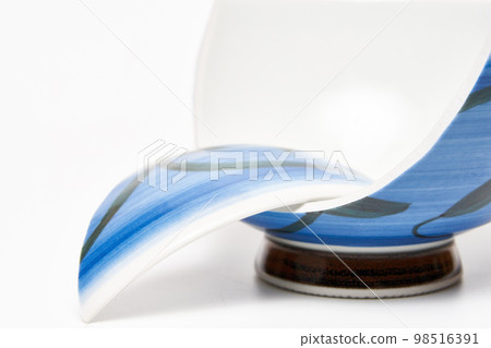 Broken cup Broken cup 98516391