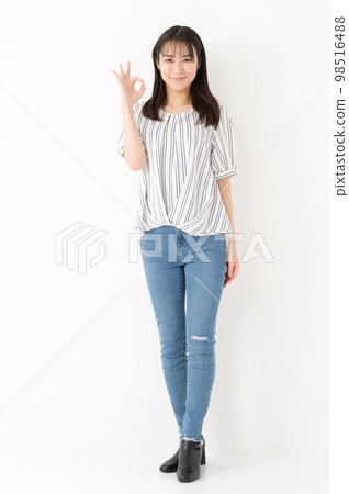 一個女人做出 OK 的手勢』 98516488