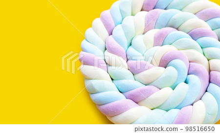 Round and twisted colorful marshmallow lollipop 98516650