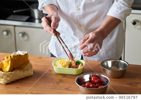 男人為孩子做午餐 男人為孩子做午餐 98516797