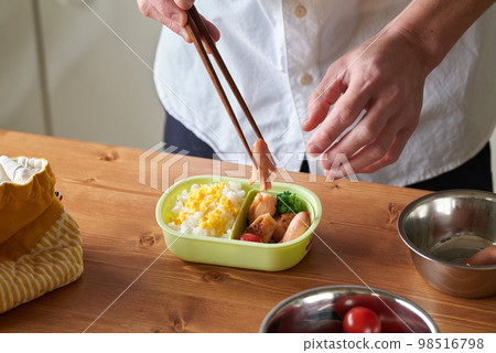 男人為孩子做午餐 男人為孩子做午餐 98516798